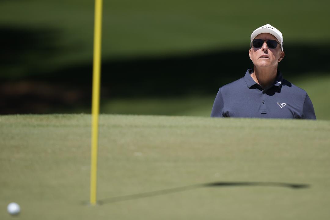 Phil Mickelson observa seu bunker no sétimo buraco durante a terceira rodada do torneio Masters de golfe no Augusta National Golf Club no sábado, 13 de abril de 2024, em Augusta, Geórgia. (AP Photo/Charlie Riedel)