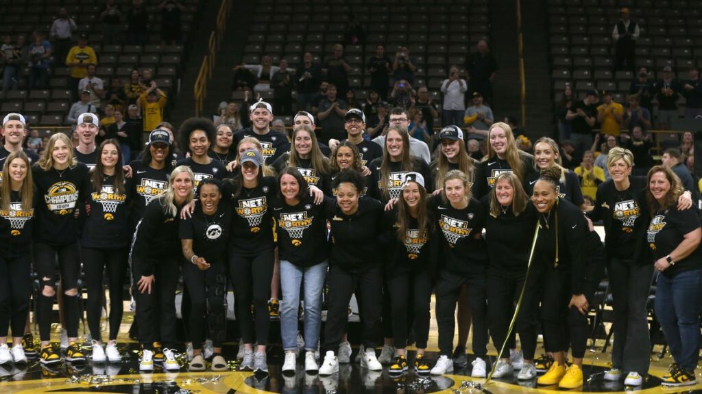 Comemorando Kaitlyn Clark, o time de basquete feminino do estado de Iowa enche a arena