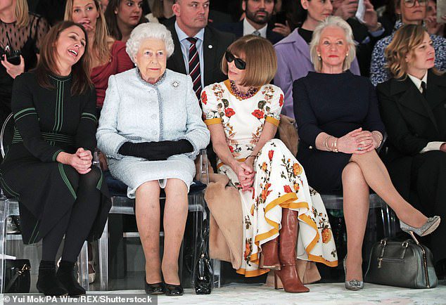 A Rainha Elizabeth está na primeira fila de um desfile de moda com Anna Wintour (terceira à direita), a CEO do British Fashion Council, Caroline Rush (à esquerda) e a estilista real Lady Kelly (segunda à direita) em 2018