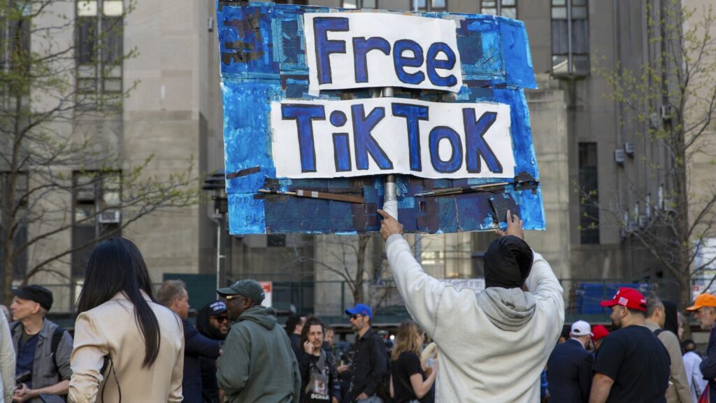 Eleições 2024: A campanha de Biden abraça o aplicativo TikTok apesar do presidente assinar uma lei que pode proibi-lo