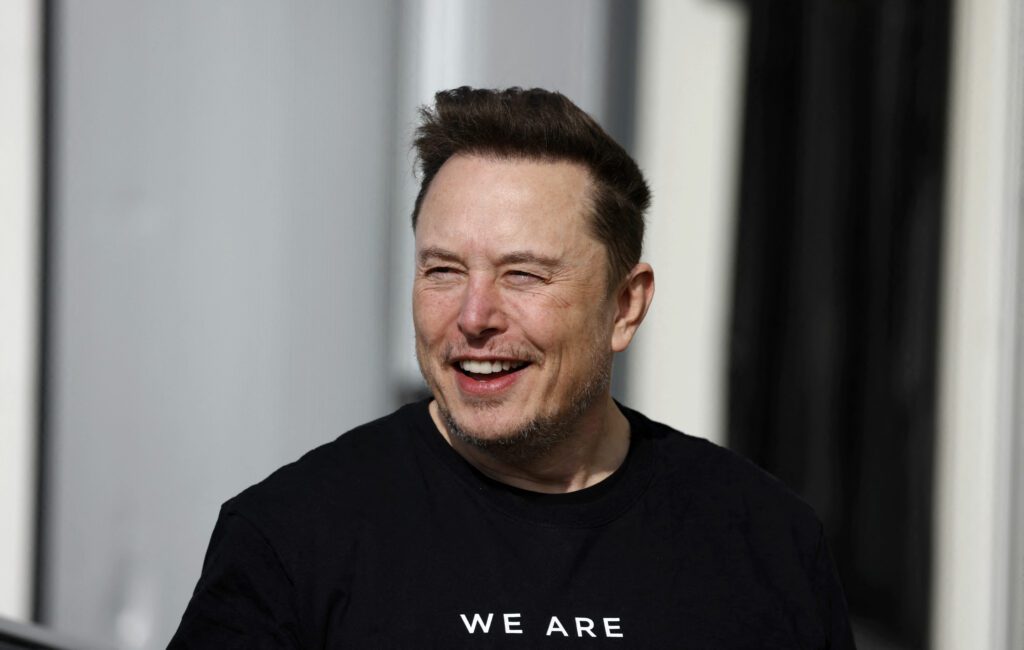 Elon Musk está mantendo vivos os sonhos dos investidores de um robotáxi Tesla