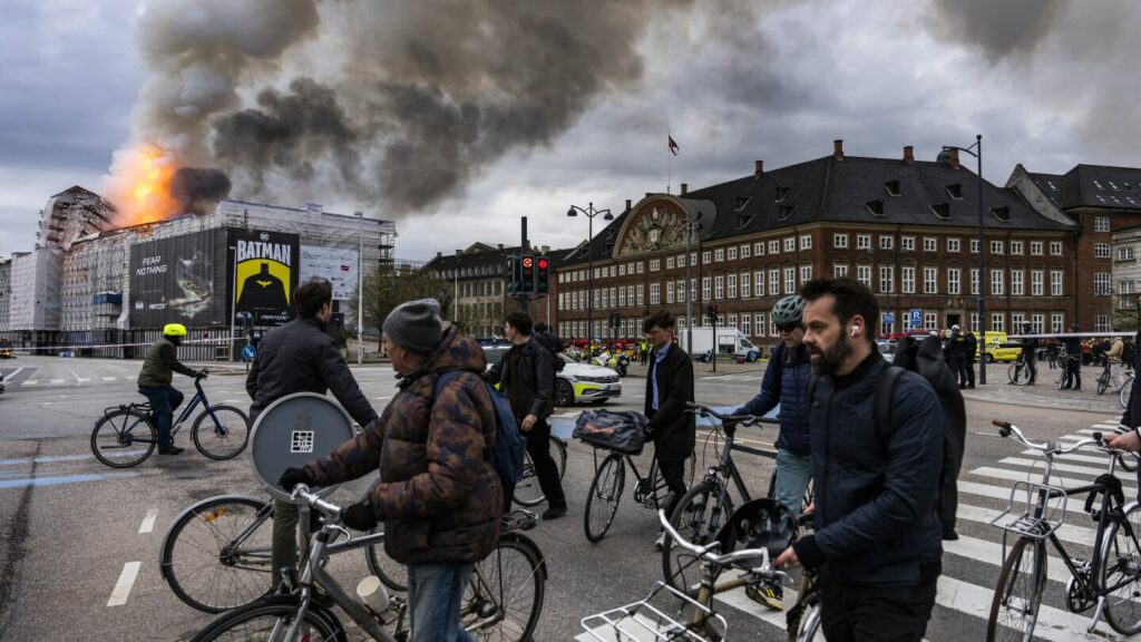 Incêndio em Copenhague: Incêndio destrói antiga torre da bolsa de valores