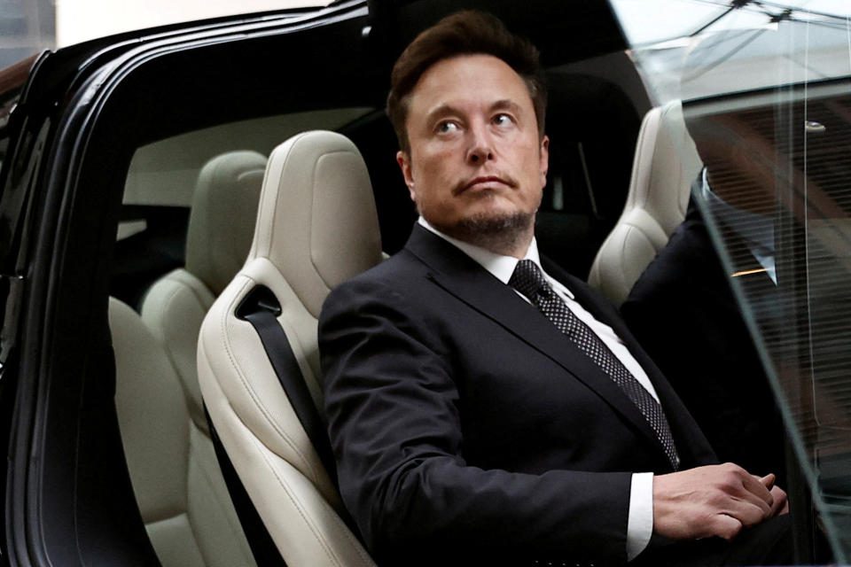 Foto de arquivo: Elon Musk, CEO da Tesla, entra em um carro Tesla ao sair de um hotel em Pequim, China, em 31 de maio de 2023. REUTERS/Tingshu Wang/Foto de arquivo