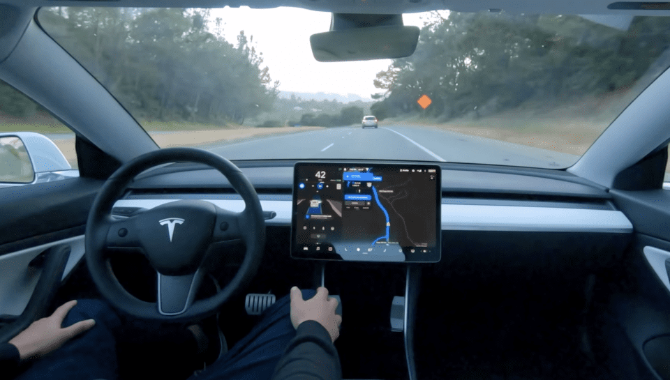 Tesla FSD beta em uso (vídeo Tesla no YouTube)