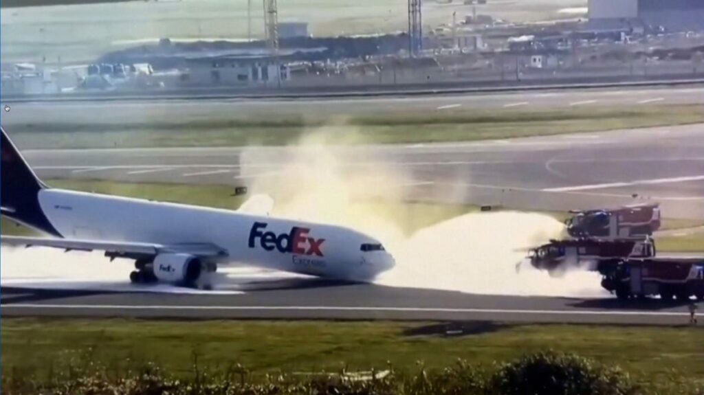 Assista ao momento em que um avião da FedEx pousa de nariz após mau funcionamento do trem de pouso