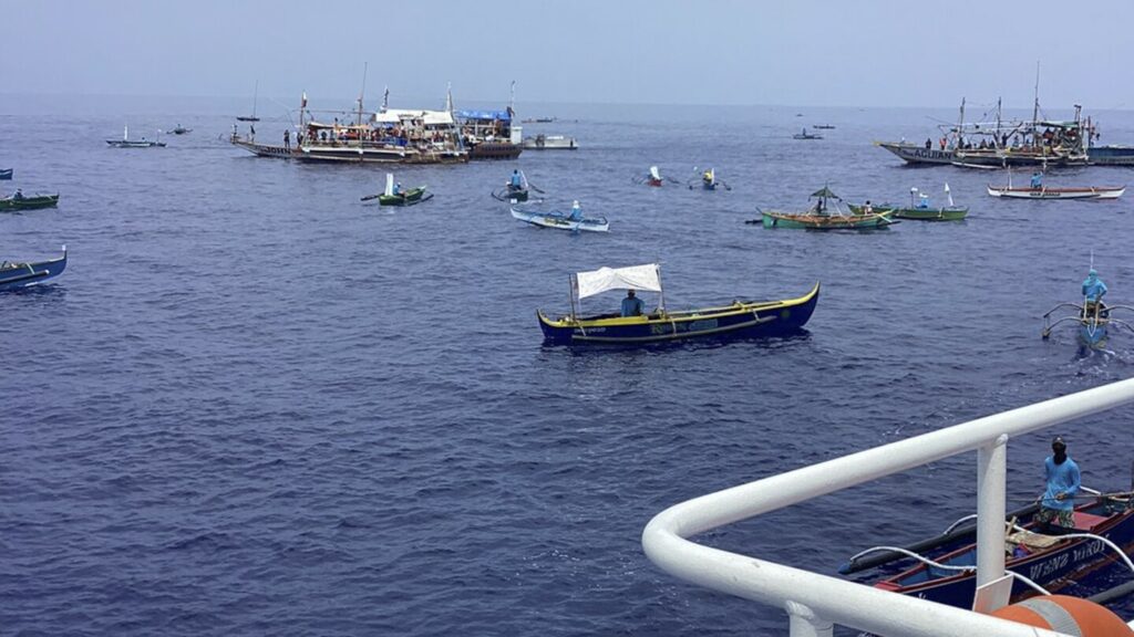 Mar da China Meridional: ativistas e pescadores filipinos navegam em uma flotilha de 100 barcos em baixios disputados